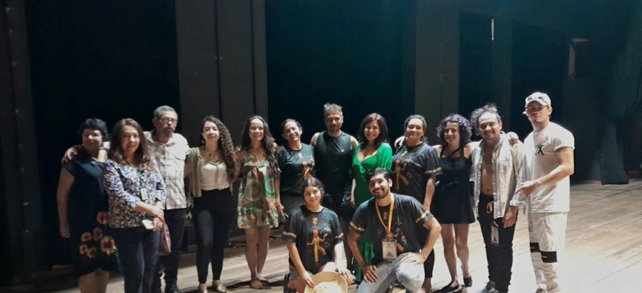 Consulado en Manaos acompañó la presentación del grupo colombiano de Teatro Tierra