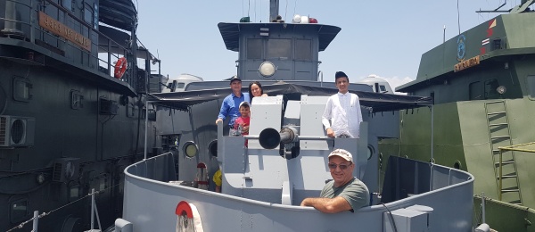 Visita de la comunidad de colombianos al Cañonero ARC Arauca que atracó en el puerto 